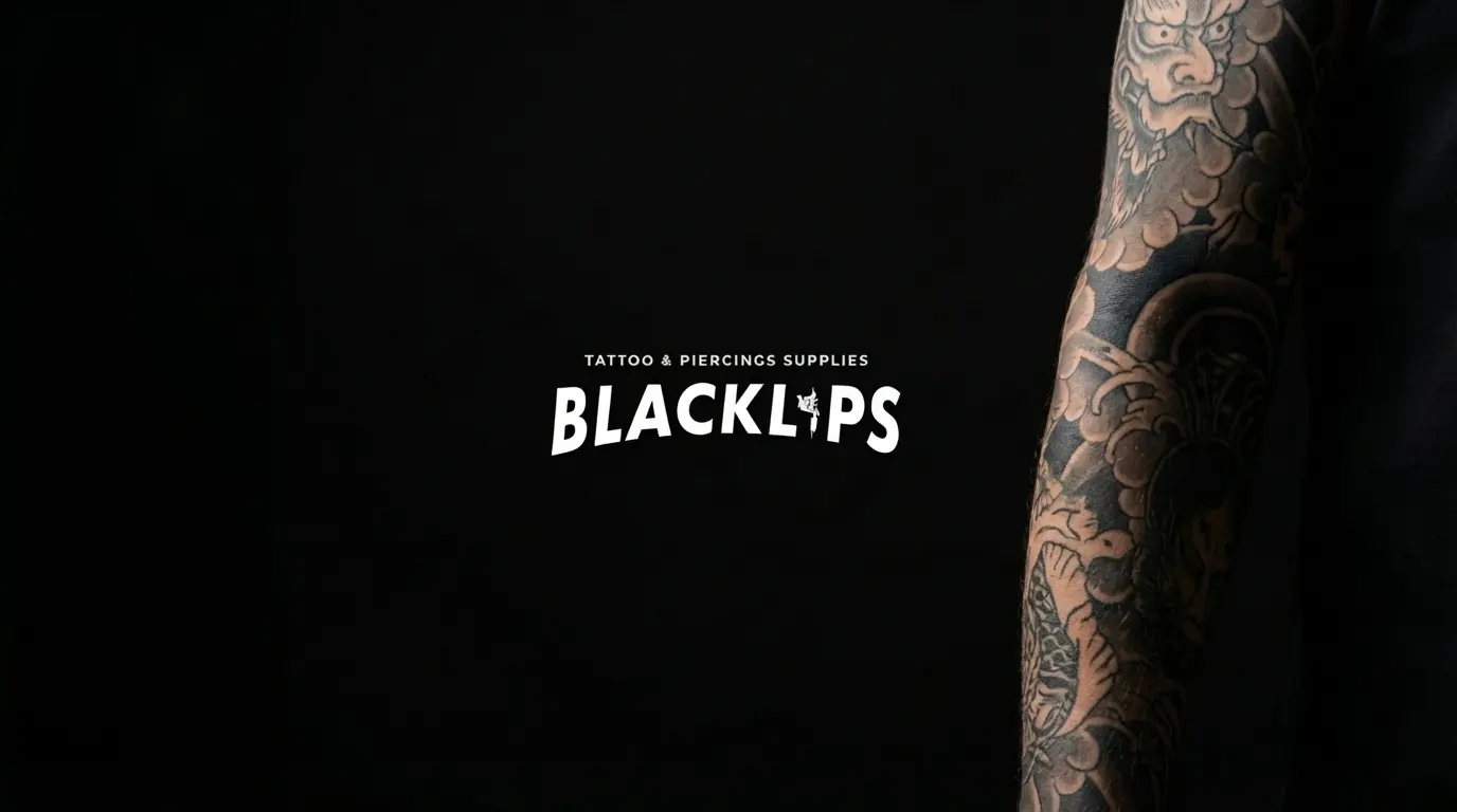 Black Lips Tattoo Supply, marca de suministros para tatuajes y piercings con brazo tatuado sobre fondo oscuro
