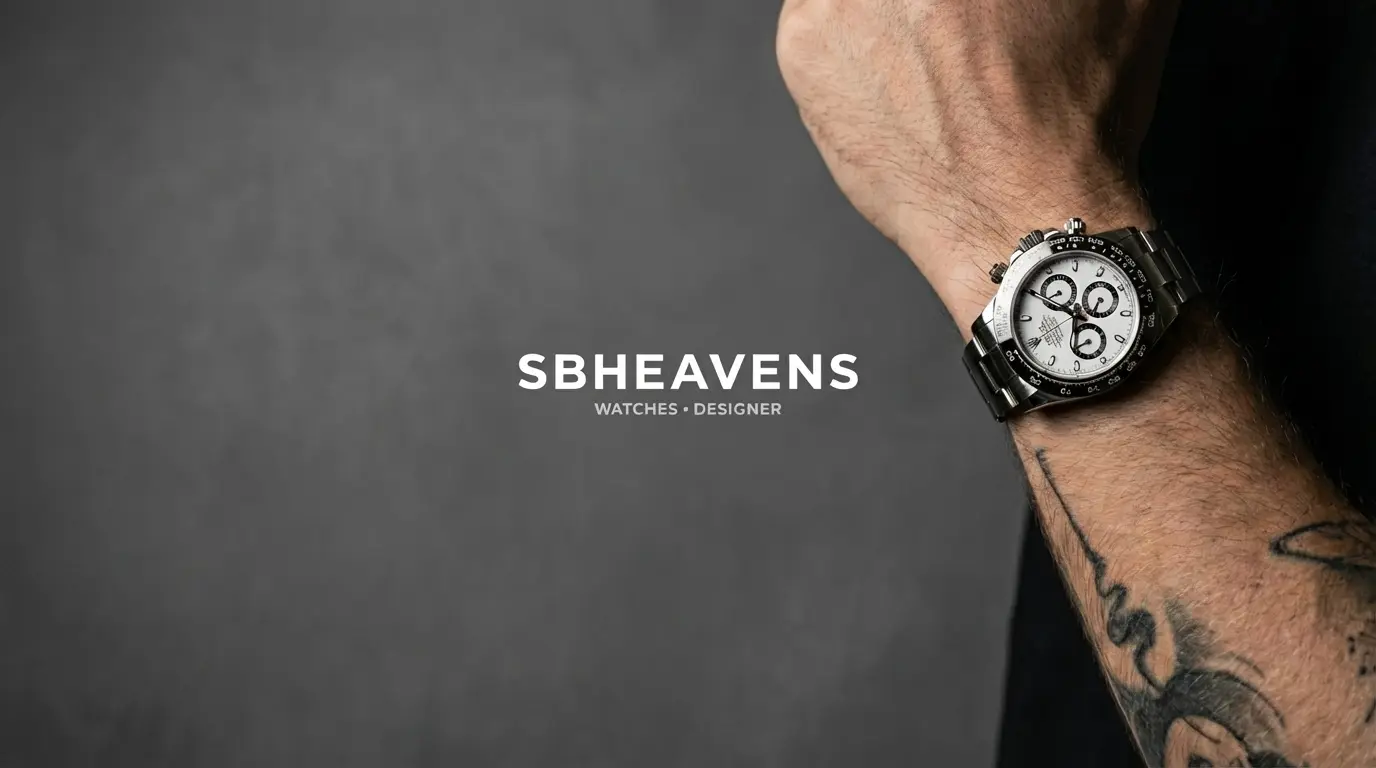 SB Heavens, marca de relojes de diseñador con reloj en muñeca sobre fondo gris